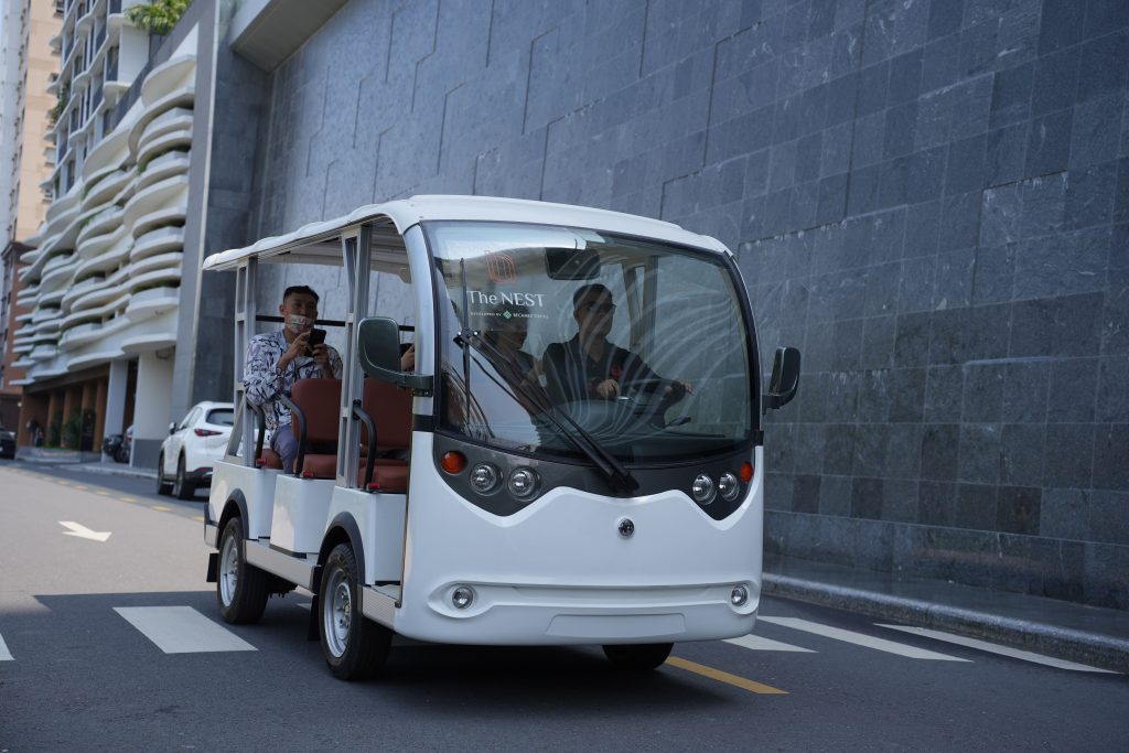 Khach-trai-nghiem-site-tour-The-NEST