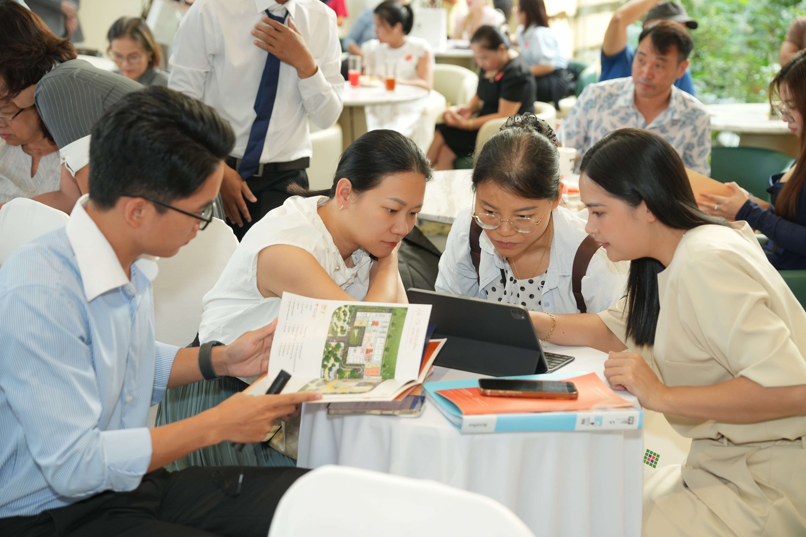 Khach-nhan-tu-van-nha-tại-Midoripark-the-nest